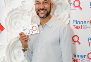 Keegan-Michael Key Posing With Pinnertest at the Kari Feinstein Style Lounge