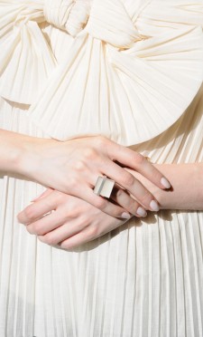 Avril wears Modulaj Glace.