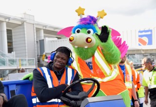 Orlando Magic Players Help Celebrate Team's Partnership with Southwest Airlines