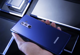 DOOGEE MIX 2 in hand