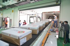 The staff are distributing the frozen lamb at Wuhan Tianhe Airport International Cargo Terminal.