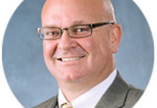 Dr. Richard Goding helps perform rapid recovery low opioid knee replacement.