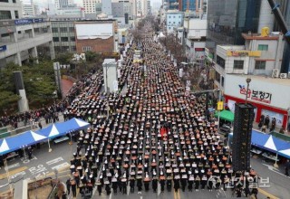 South Korean Mass Protests Sends Message to the International Community