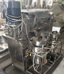 Ribbon Blender with liquid spray system