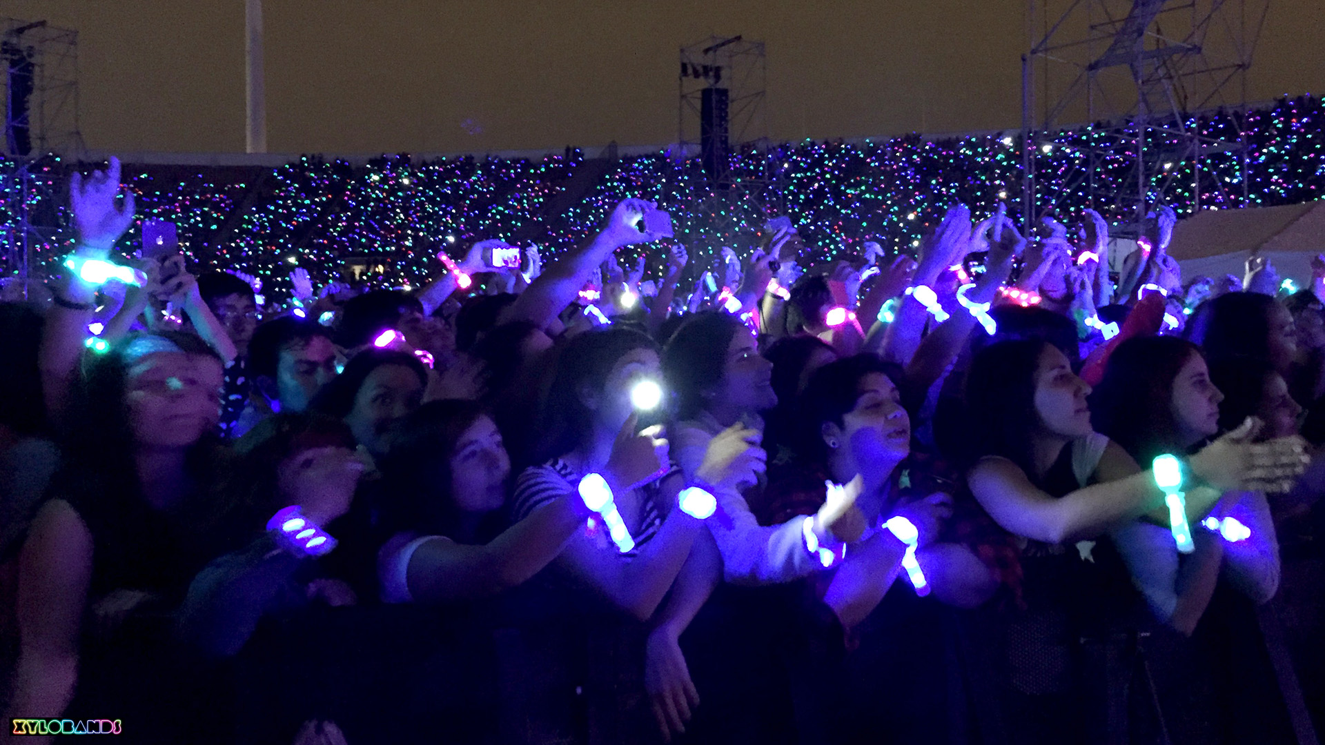 Coldplay Wristbands Light Up Audiences on a Head Full of Dreams Tour ...