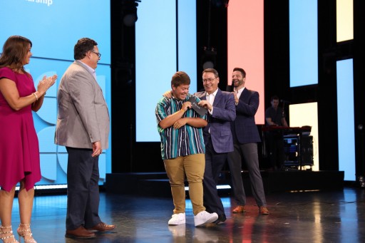 Highlands College Chancellor Surpises Students With Scholarships in Front of Thousands