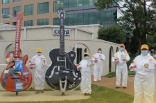 Part of an international campaign to help communities everywhere contain the pandemic, Scientology Volunteer Ministers of Nashville provided 'Stay Well' booklets to shops, restaurants and businesses in the city